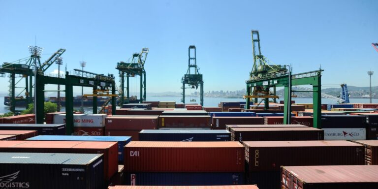 Balança comercial brasileira registra forte superávit em setembro